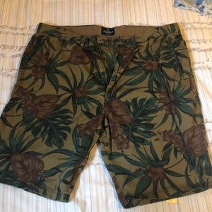 Palm tree AE men’s shorts size 38 6” inseam